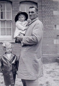 Dad, Mu & Mick 1938_2602-tn